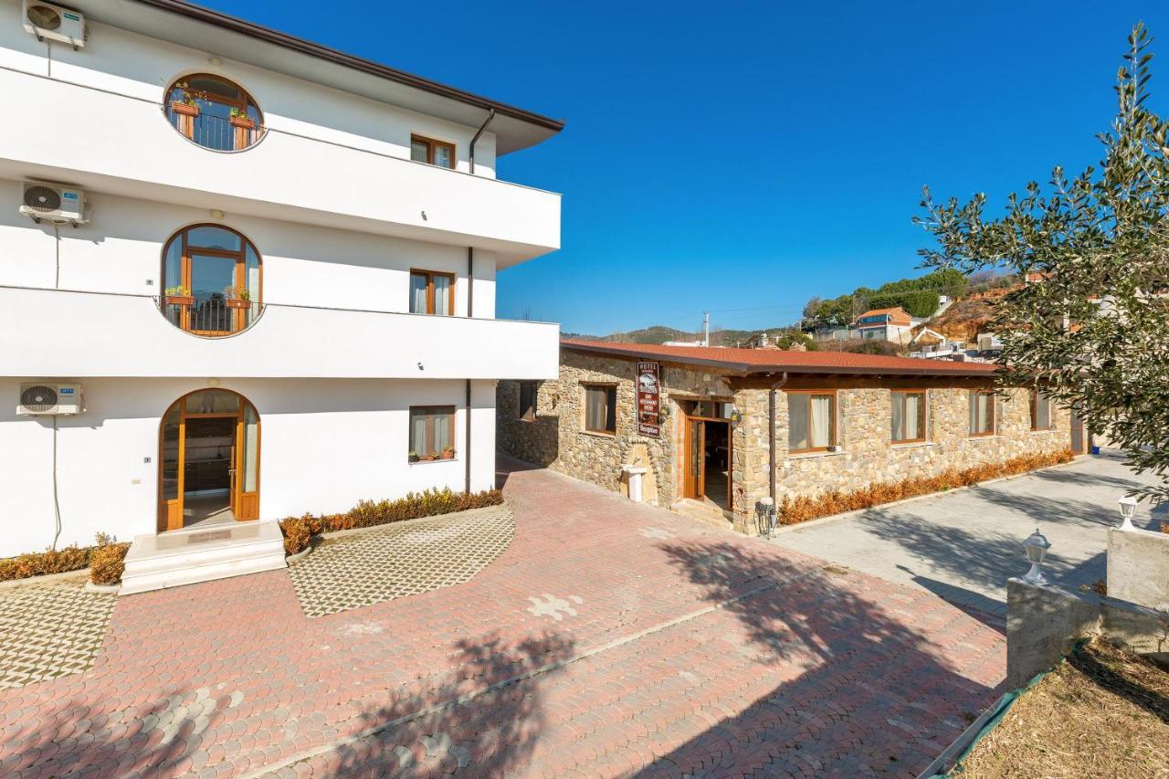 Hotel San Pietro Martin Fushe-Drac Bagian luar foto