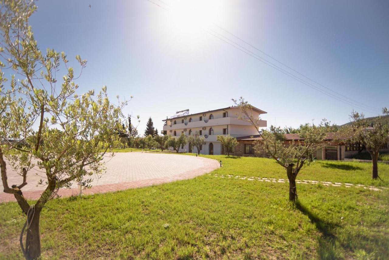 Hotel San Pietro Martin Fushe-Drac Bagian luar foto