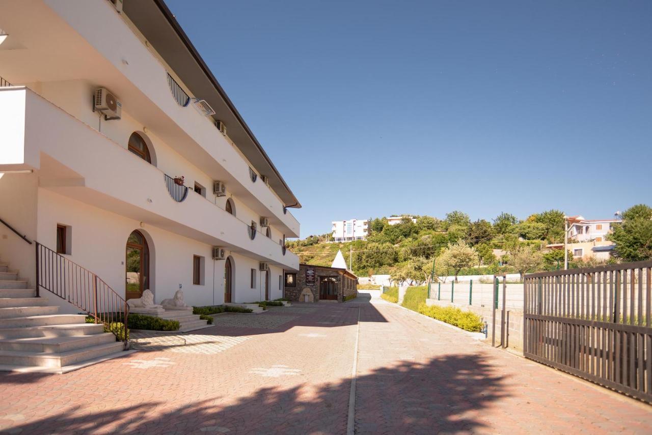 Hotel San Pietro Martin Fushe-Drac Bagian luar foto